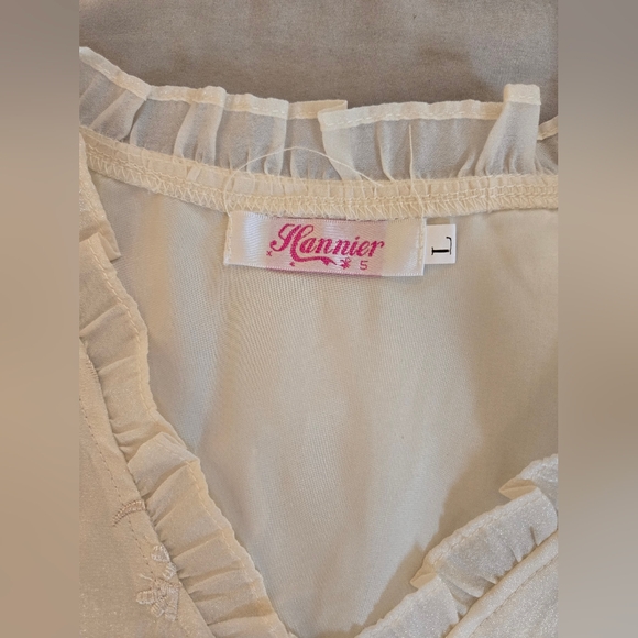 Hannier | Elegant Cream Blouse with Floral Embroidery, Size L (Made Small) - Picture 4 of 6